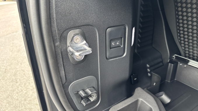 Land Rover Defender 3.0 D250 X-Dynamic HSE 90 3dr Auto Diesel Estate - Image 27